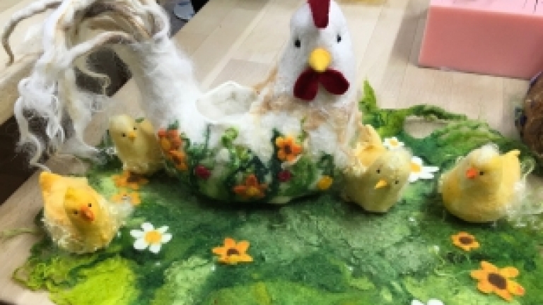 Huhn mit Küken auf Blumenwiese