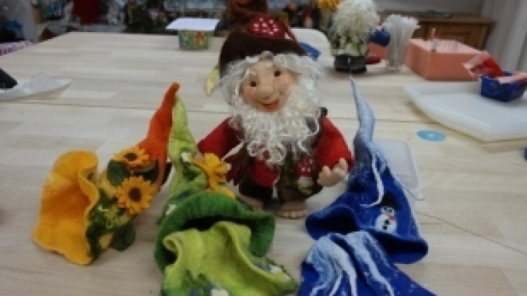 Zwerg mit den 4  Jahreszeiten Mützen