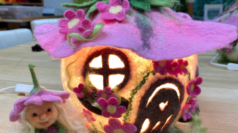 Rundes Blumen - Leuchthäuschen (Lampe) mit einem Minizwergli